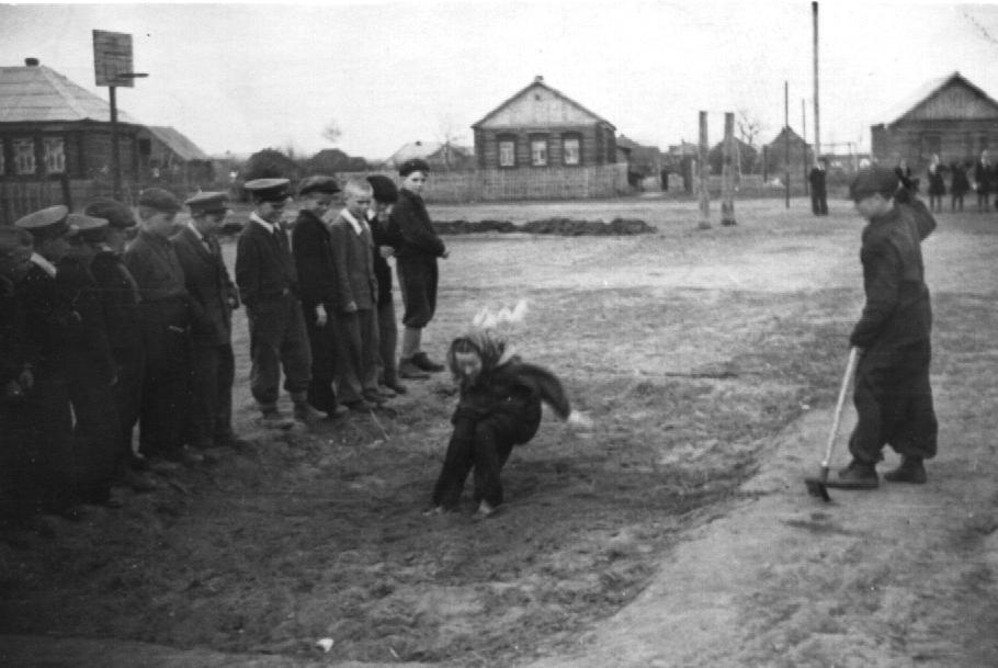 На уроке физкультуры, 1957 год.